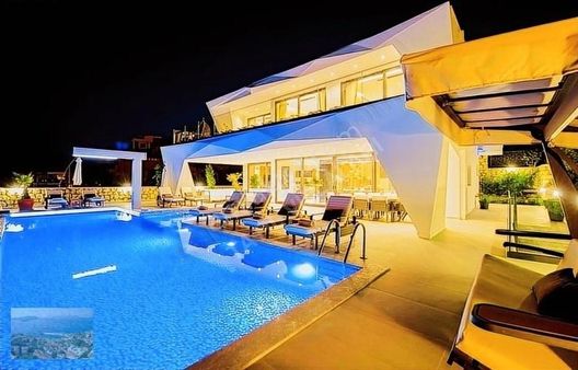 Kalkan Merkezde Lüks Deniz Manzaralı Satılık Villa