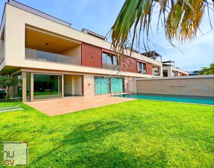 Müstakil Havuzlu Site İçerisinde 6+2 Villa-nuev