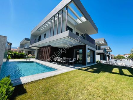 Kuşadasında Denize 900mt 4+1 140m2 Özelhavuzlu Müstakil Lüxvilla