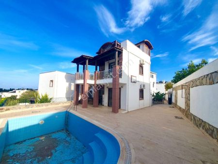 Turgutreis Merkezde Deniz Manzaralı Havuzlu Müstakil Villa