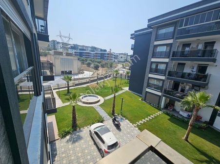 Kuşadası Merkezde Yerden Isıtmalı Doğalgazlı Havuzlu Sitede 2+1 90m2 Daire