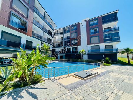 Kuşadası Değirmendere Mevkiinde Deniz Manzaralı Doğalgazlı Havuzlu Otoparklı Sitede 3+1 135m2 Daire