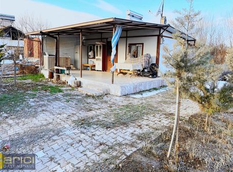 Dilek Merkez De İçinde Oturuma Hazır Evi Olan 673m² Arsa