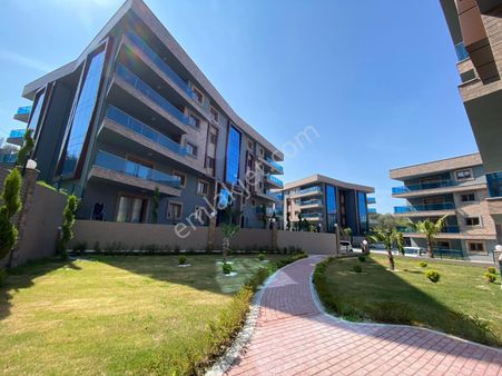 Kuşadası Değirmendere Mevkiinde Doğalgazlı Yerden Isıtmalı Havuzlu Sitede 3+1 140m2 Lux Daire