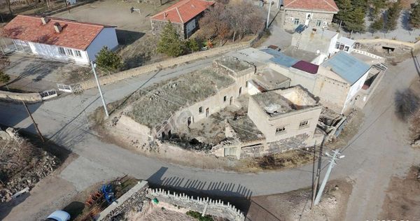 Ürgüp Karakaya Köy Merkezin'de 350 M2 Arsalı Eski Ev Ve Ahır