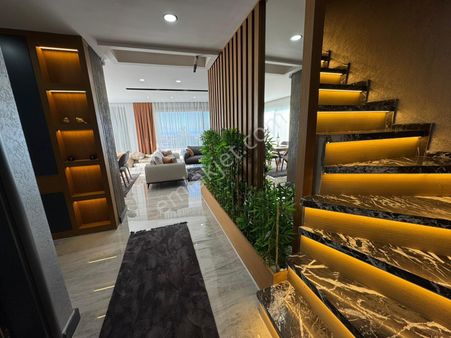 Kuşadası Soğucak Mevkiinde Deniz Manzaralı Tek Müstakil Özel Havuzlu 5+1 200m2 Villa