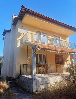 Üzümlü İmkb Yan. İçinde 2 Kat Ev Olan 1.500 M2 3 Villalık Arsa