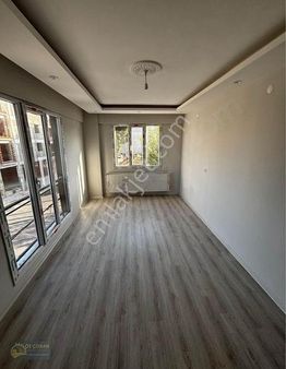 Öz Çoban Gayrimenkul' Den 3+1 Cadde Üstü Ara Kat Daireler