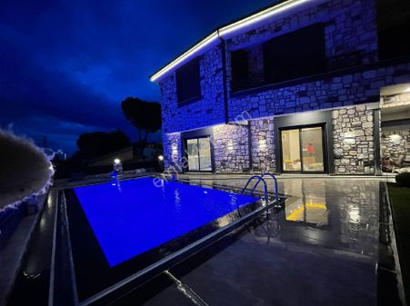 Master Emlak Tan Yüzme Havuzlu Villa
