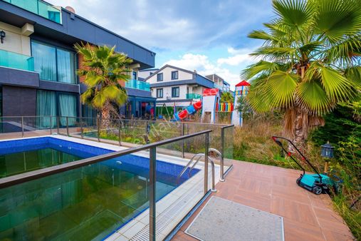 Muhteşem Deniz Manzaralı Tripleks 7+2 Satılık Villa