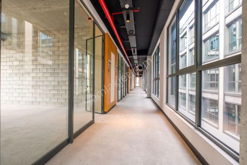 Sinpaş Finasşehir'de Kiralık Tam Kat Kdv Avantajlı Ofis