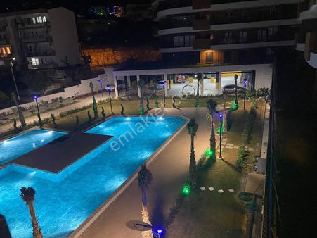 Kuşadası Merkezde Residans Havuzlu Sitede Arakat Geniş 2+1 110m2 Doğalgazlı Lux Daire