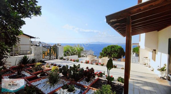 Yeni Foça'da Muhteşem Konumda 6+2 Lüx Ferah Keyifli Villa