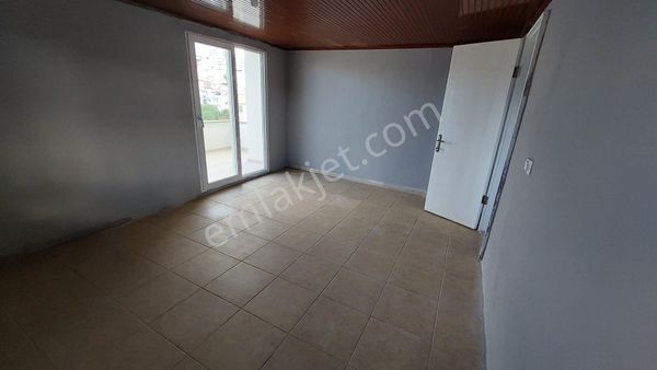 Kuşadası Merkezde Geniş Teraslı 1+1 Kiralık Daire