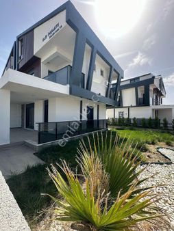 Dikili Ümmetoğlu'ndan 4+1 Ultra Lüks 2 Adet İkiz Nizam Ferah Bahçeli Villa