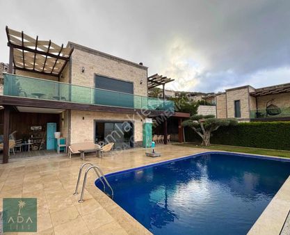 Gümüşlük'te Site İçerisinde Deniz Manzaralı Özel Havuzlu Villa