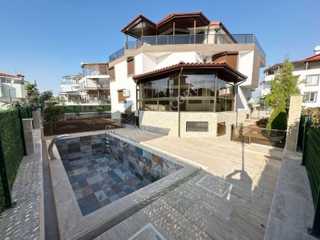 Özel Güvenlikli S. İçi Göl Manzaralı Alternatifsiz İşçilikli Akıllı Ev Teknoloji Sistemli Malikane