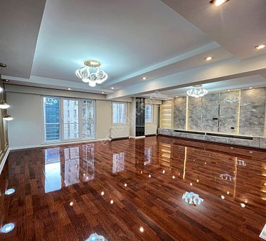 Metrobüse Çok Yakın İçi Ultra Lüks Teraslı 2+1 Satılık Daire