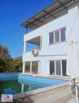 Toparlar'da 8 Dönüm İçinde 2 Katlı Ev Ve Narenciye Bahçesi