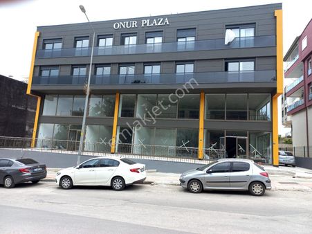 Aksu Merkezde Bankalar Caddesinde 3 Katlı 500m2 Dükkan