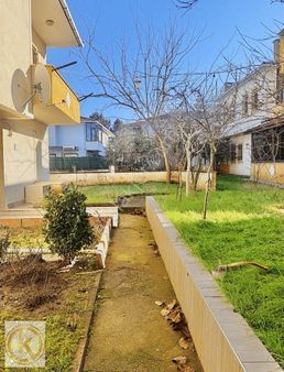 Karasu'da Denize 650 M. Hastane Civarı 3+1 180 M2 Bahçeli Villa