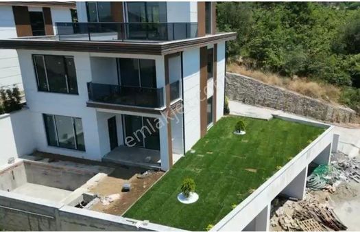 Deniz Manzaralı Müstakil Havuzlu 4+1 Satılık Villa