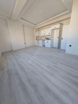 Kuşadası Davutlar Merkezde Emsallerinden Geniş Satılık 2+1 Daire