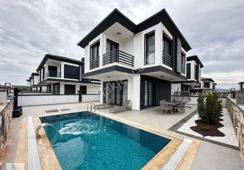 Didim Altınkumda Denize Yürüme Mesafesinde 3+1 Full Eşyalı Tam Müstakil Villa