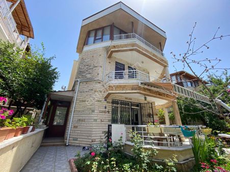 Altınoluk İlkbahar'dan Denize 200mt Merkezde Geniş Yazlık Triplex Villa