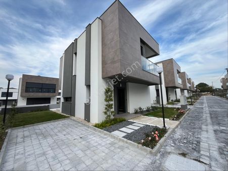 Kuşadası Güzelçamlıda Site İçerisinde Tek Müstakil Villa