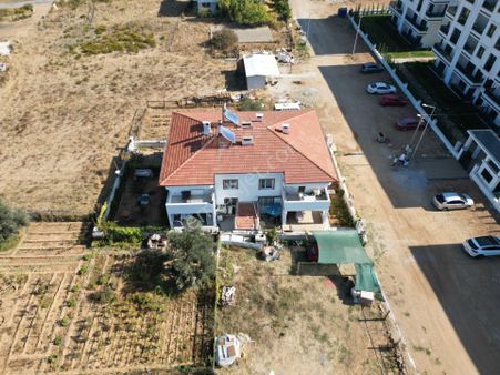 Ayvalık Sarımsaklı'da Bahçeli Ve Müstakil Girişli Satılık 2+1 Daire