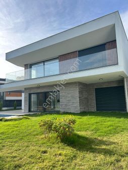 Kuşadası Karaova'da Geniş Bahçeli Köşe Konumlu Lüks Villa
