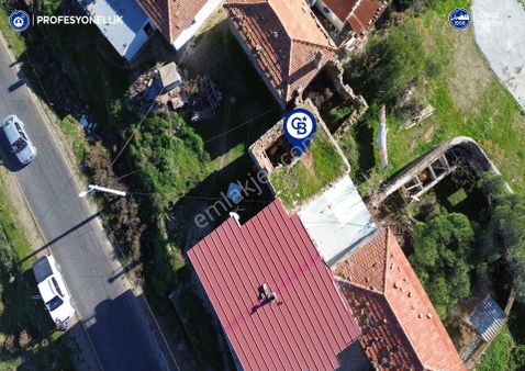 Karaburun Parlak Köyiçi'nde İki Katlı Taş Ev