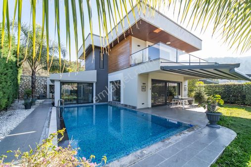 Güzelbahçe Olea Evleri'nde Müstakil Havuzlu Satılık Villa