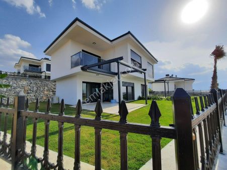 Kuşadası Soğucakta Havuzlu Site Satılık Yazlık