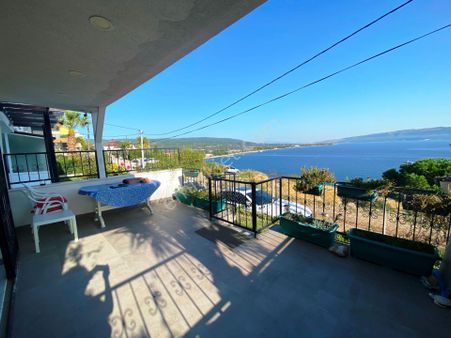 Erdek Beyaz Yalılar'da 130m2 Deniz Kenarı Tripleks Satılık Villa