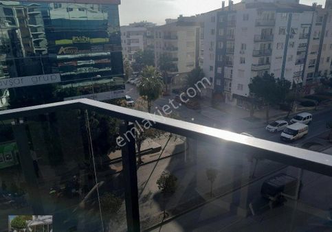 Girne Cadde Üzerinde