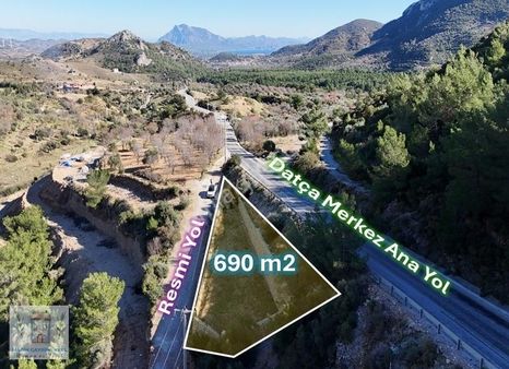 Marinden Hızırşahta 690 M2 Resmi Yolu Olan Taş Duvarlı Arazi