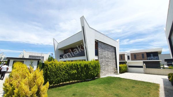 Kuşadası Karaova Mh De Özel Havuzlu Denize Yakın Doğalgazlı Villa
