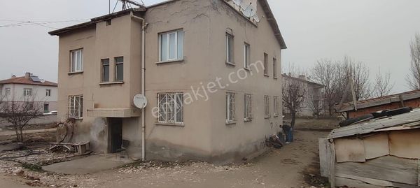 Afyon Tezcan Emlaktan Salarda Yol Kenarında Tarla