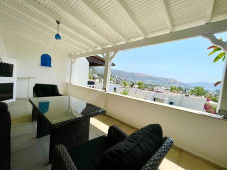 Bodrum Merkez'de Kale Deniz Manzaralı Site İçi Satılık Üst Kat