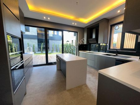 Turyap'tan Alacaatlı'da 400 M2 5+1 -5 Banyolu Kapalı Otoparklı Ultralüx Villa Butik Havuzlu Bahçeli