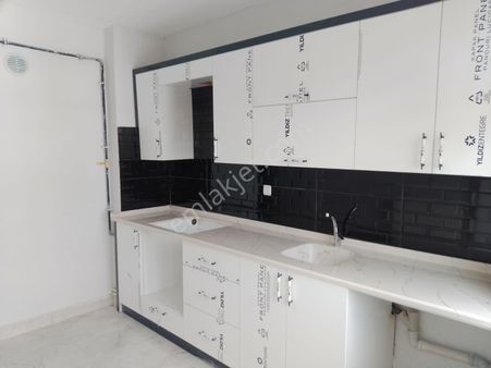 Akçay Emlak'tan Akşehir Stadyum Yanında Ara Kat Sıfırdan Farksız Satılık 3+1 Daire