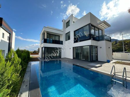Girne Alsancak'ta Dağ Ve Deniz Manzaralı Lüx Satılık Yenı 4+1 Villalar !!