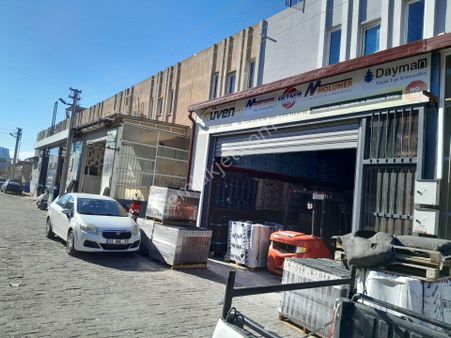 Kuşadası Adasan Sanayi Sitesinde Köşe Konumlu İşlek Caddede Satılık Dükkan İş Yeri