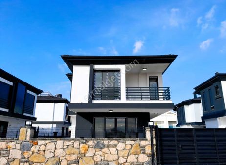Sarılar İnşaattan Satılık 3+1 Havuzlu Otoparklı Tam Müstakil Villa