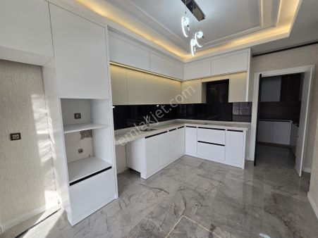 Kahramanlar Caddesi Yakını Ultra Lüx Site İçi Daireler