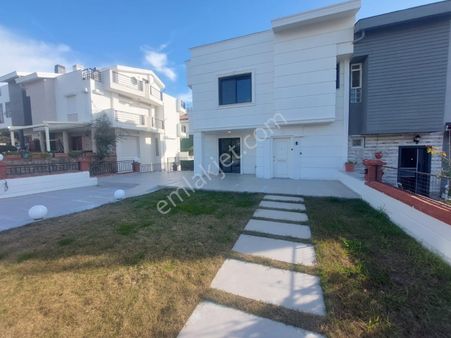 Kuşadası Marina'da Deniz Manzaralı 5+2 Geniş Bahçeli Satılık Villa