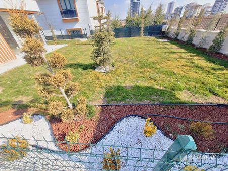 Bağlıcada Oturuma Hazır Kapalı Otoparklı Satılık Lüks Villa