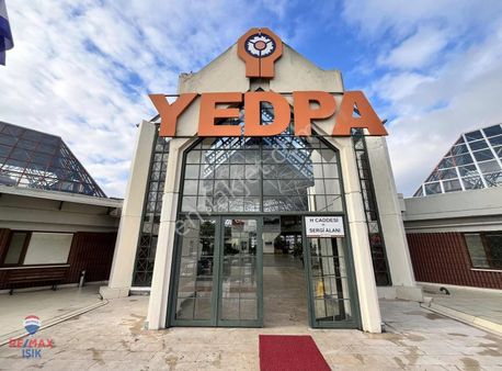 Yedpada Merkezi Konumda Araç Yeri Olan Satılık 90m2 Dükkan